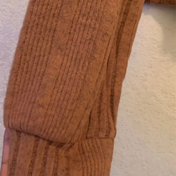 SOLD ✨HP✨NWOT shein dazy bishop sleeve tee/sweater - Picture 8 of 9